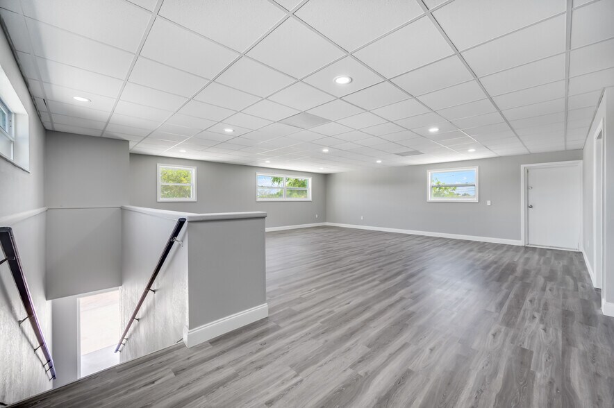 More Photos Of 12950 58th St N, Clearwater Manufacturing For Lease