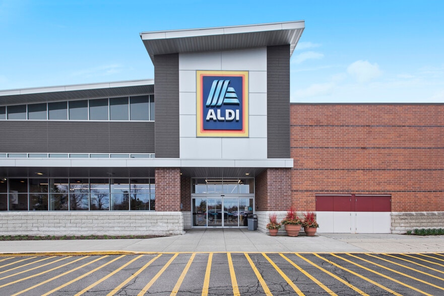 Primary Photo Of 2241 Willow Rd, Glenview Storefront For Sale