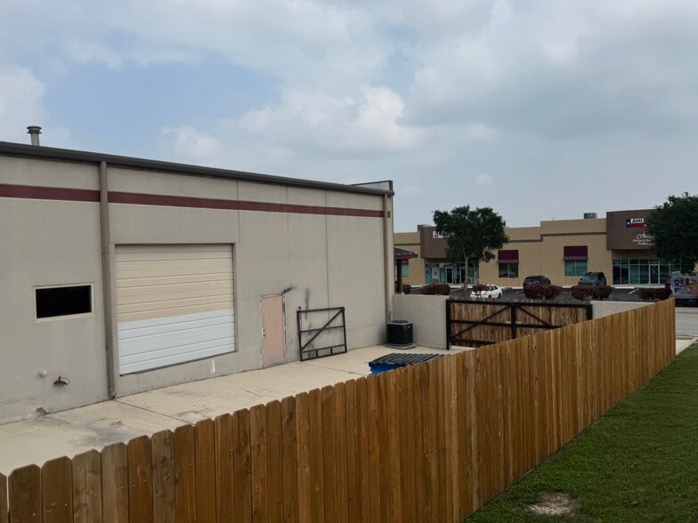 More Photos Of 16131 College Oak Dr, San Antonio Warehouse For Lease