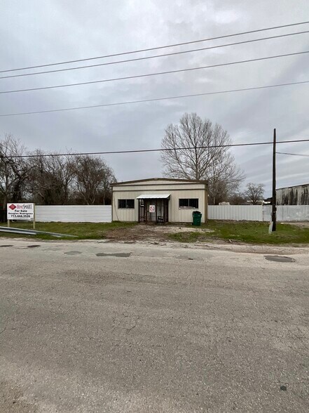 More Photos Of 609 Oak St, La Marque Warehouse For Sale