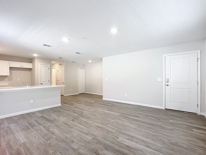 More Photos Of 6421 Breezy Oaks Way, Jacksonville Apartments For Sale