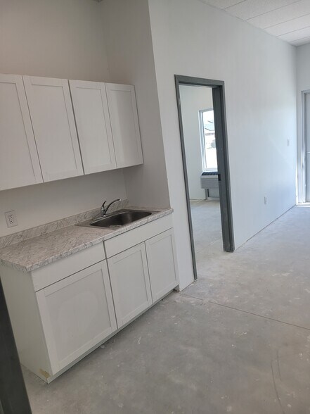 More Photos Of 10665 Shaenfield Rd, San Antonio Light Distribution For Lease