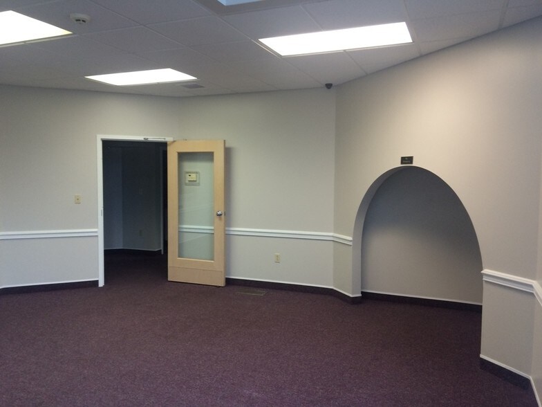 More Photos Of 8790 E Market St, Warren Medical For Sale