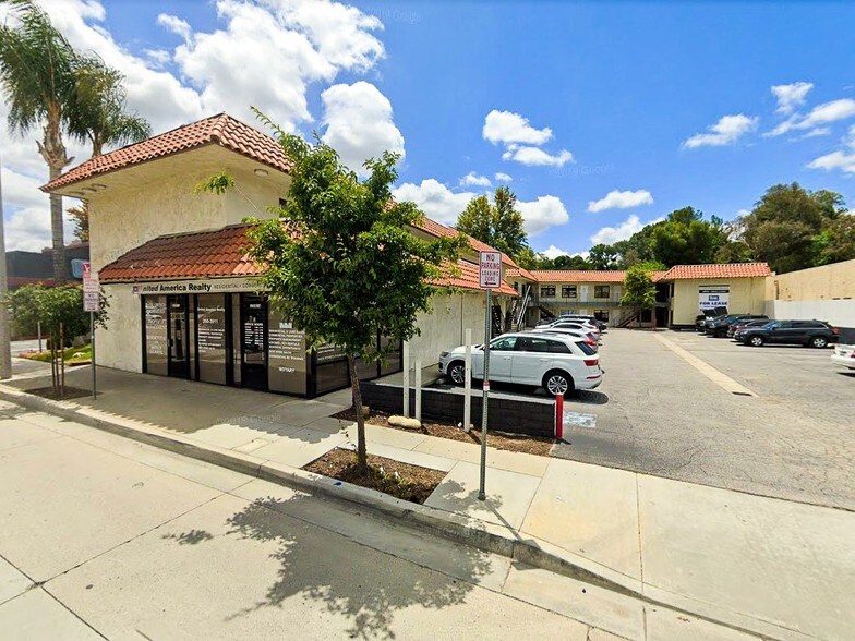 More Photos Of 22916 Lyons Ave, Santa Clarita Storefront Retail Office For Lease