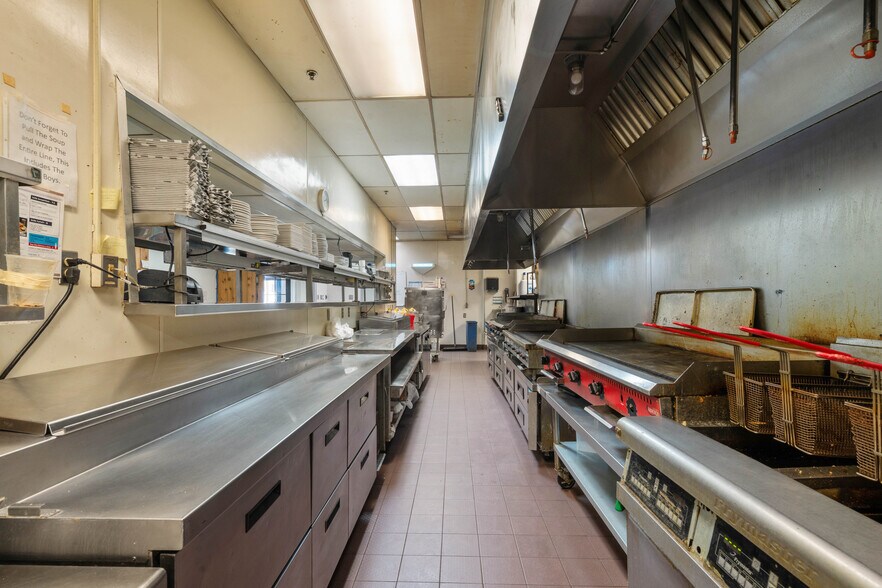 More Photos Of 329-355 S Lake Ave, Duluth General Retail For Lease