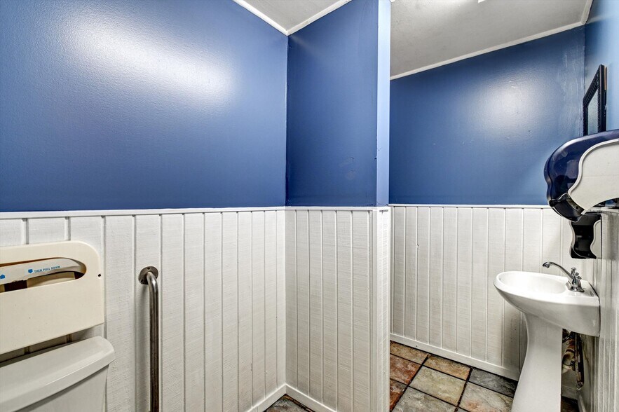 More Photos Of 15 E Centre St, Baltimore Bar For Sale