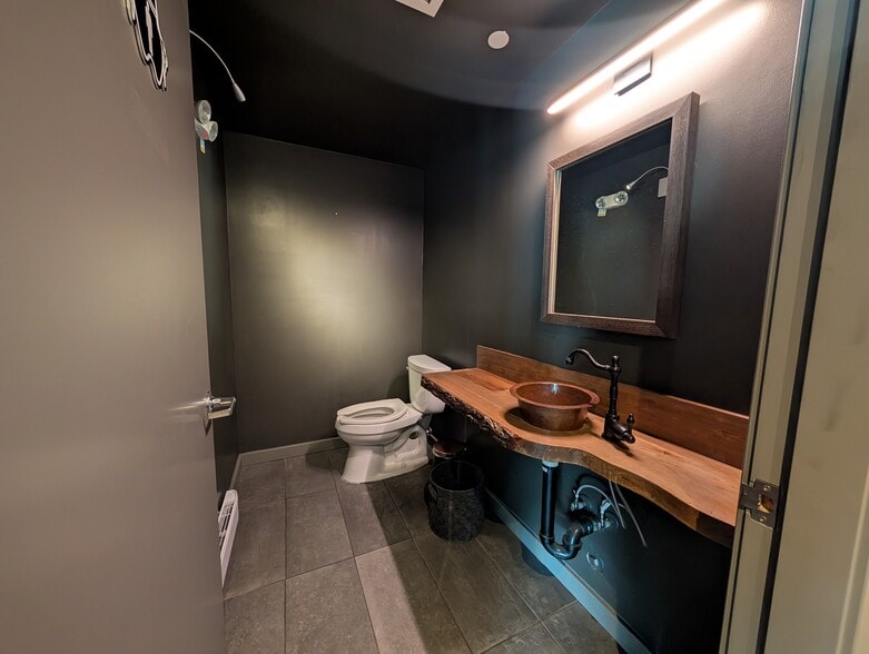 More Photos Of 205 16th St, West Vancouver General Retail For Lease