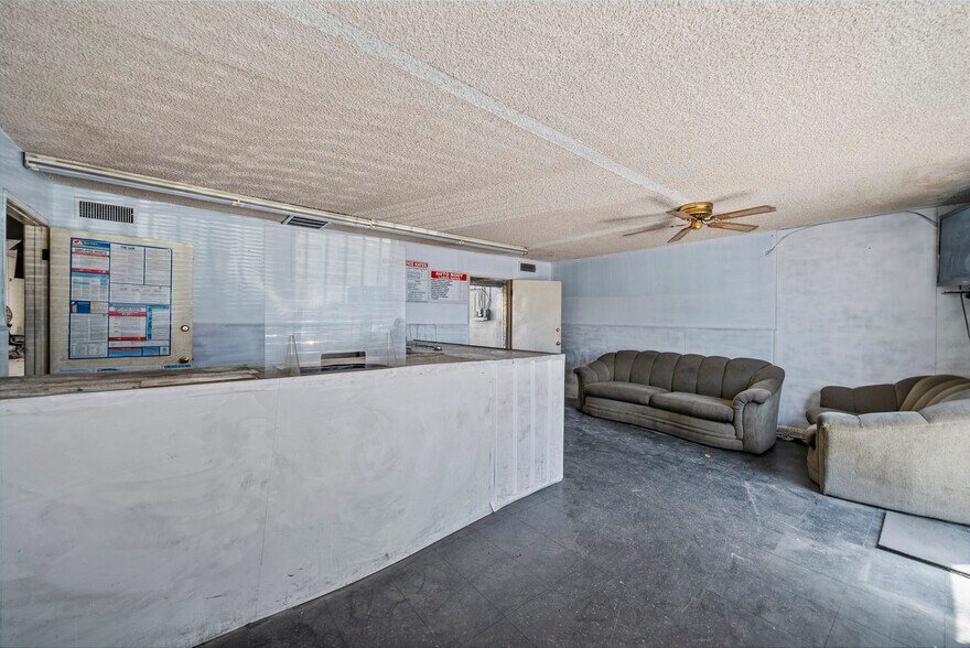 More Photos Of 14233 Oxnard St, Van Nuys Service For Lease