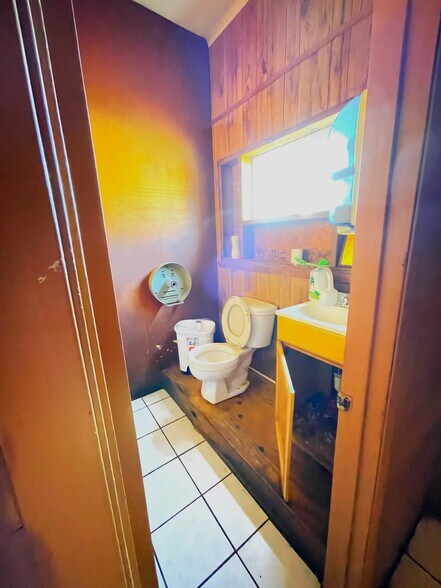 More Photos Of 423 W Plantation Dr, Clute Restaurant For Sale