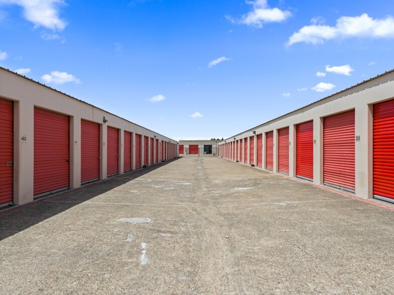 More Photos Of 1920 N Interstate 35 E, Lancaster Self Storage For Lease