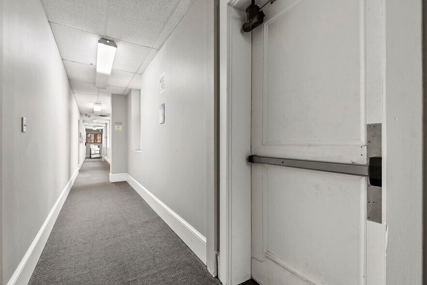 More Photos Of 5 Dover St, New Bedford Office For Lease