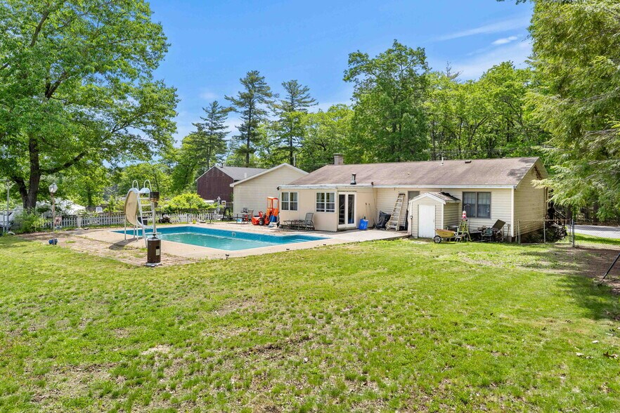 More Photos Of 25 Beacon St, Amesbury Showroom For Sale