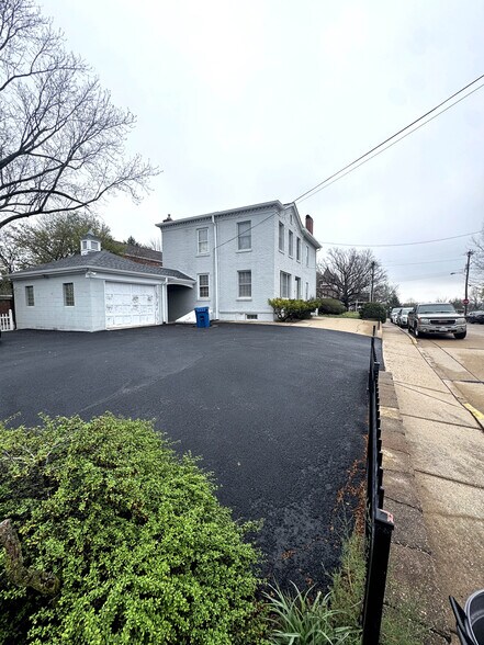 More Photos Of 300 Washington St, Saint Charles Office For Sale