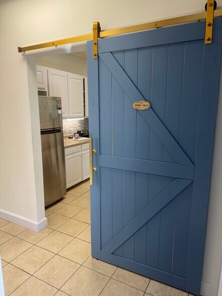 More Photos Of 591 Northpark Dr, Ridgeland Office For Sale