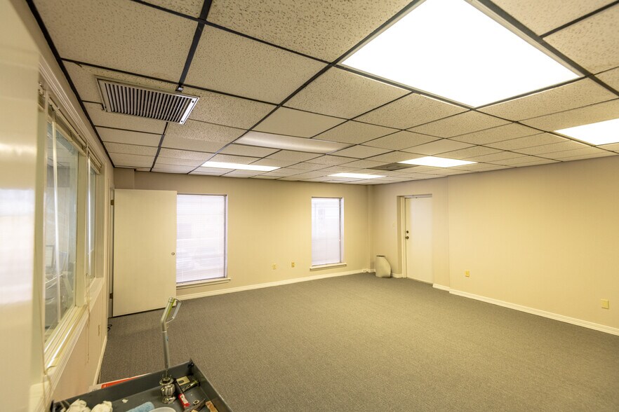 More Photos Of 2315 N Woodlawn Ave, Metairie Office For Sale