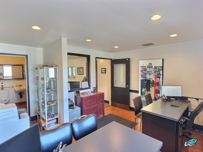 More Photos Of 786 NE Burnside Rd, Gresham Auto Dealership For Sale