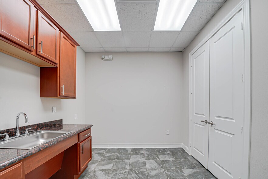 More Photos Of 1402 S Custer Rd, McKinney Office For Lease