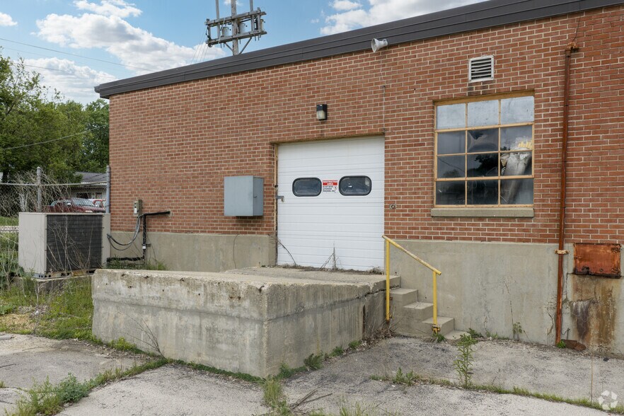 More Photos Of 947 E Clinton St, Freeport Warehouse For Sale