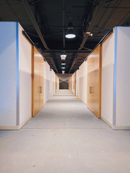 More Photos Of 1212 34th Ave SE, Calgary Warehouse For Lease