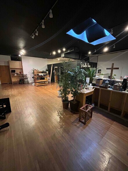 More Photos Of 443 N Main St, Hendersonville Storefront Retail Residential For Lease