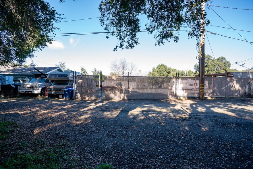 More Photos Of 23638 Pine St, Newhall Service For Sale