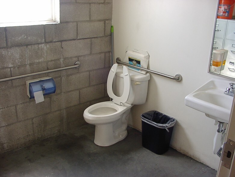 More Photos Of 1501 W 14th St, Long Beach Warehouse For Lease