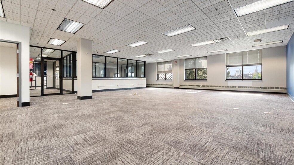 More Photos Of 22 N 1st St, Newark Light Distribution For Lease