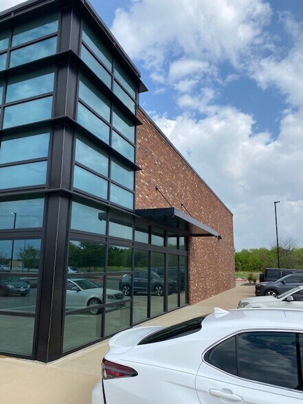 More Photos Of 901 E Harwood Rd, Euless Storefront Retail Office For Lease