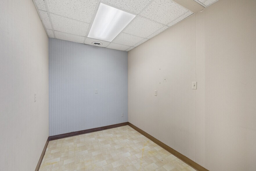 More Photos Of 2050 W Fourth St, Mansfield Medical For Lease