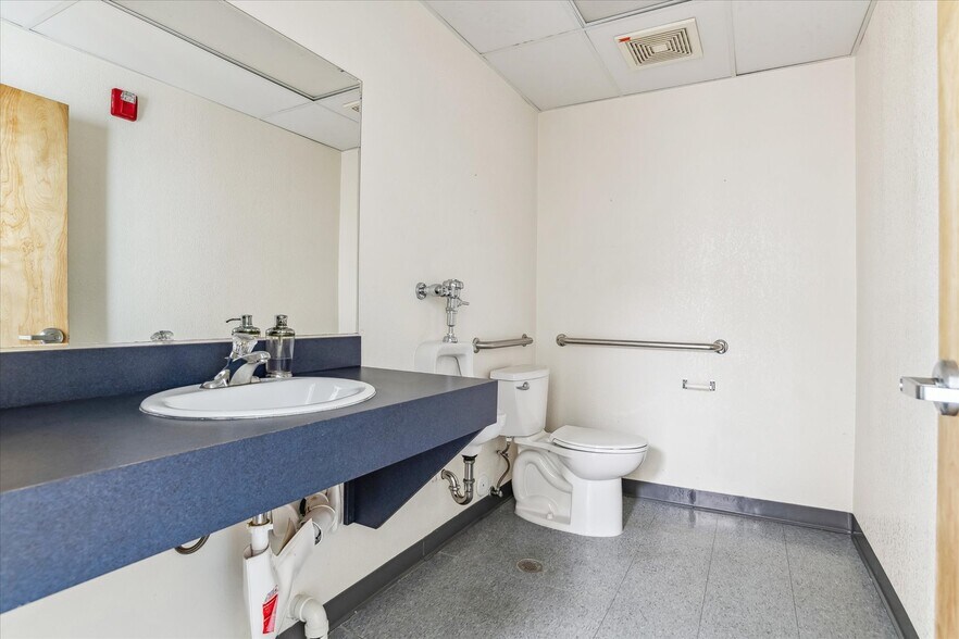 More Photos Of 5105 S Santa Fe Dr, Littleton Medical For Sale