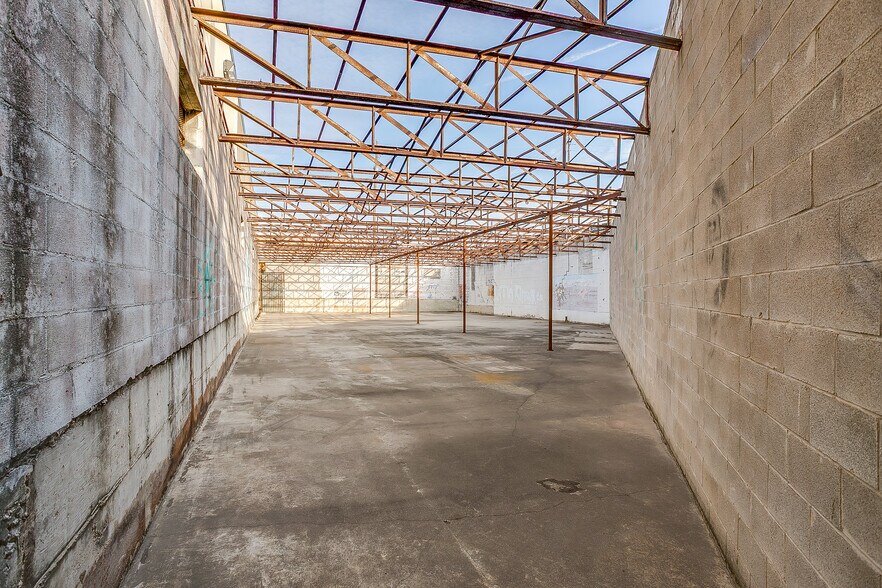 More Photos Of 1008 E 11th St, Fort Worth Warehouse For Lease