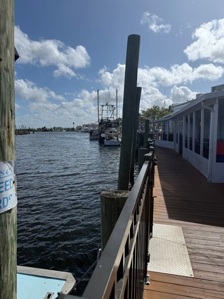 More Photos Of 776 Dodecanese Blvd, Tarpon Springs General Retail For Sale