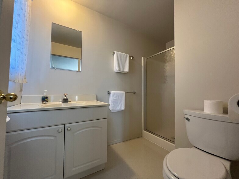 More Photos Of 1004 S Nordic Dr, Petersburg Hotel For Sale