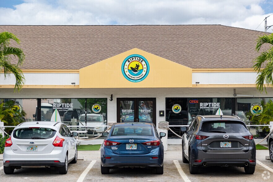 More Photos Of 975-997 3rd Ave N, Naples Storefront For Lease