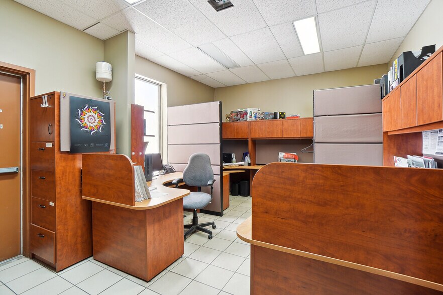 More Photos Of 717 St Saint-Pierre S, Joliette Manufacturing For Lease