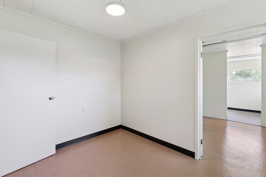 More Photos Of 560 Saint John St, Bay Saint Louis Office For Sale