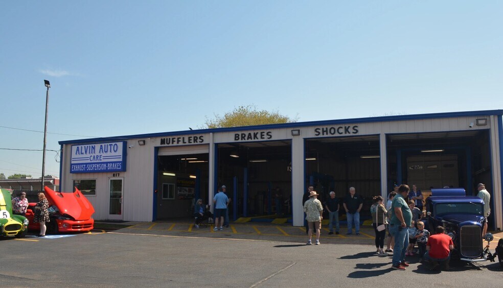 Primary Photo Of 817 S Gordon St, Alvin Auto Repair For Sale