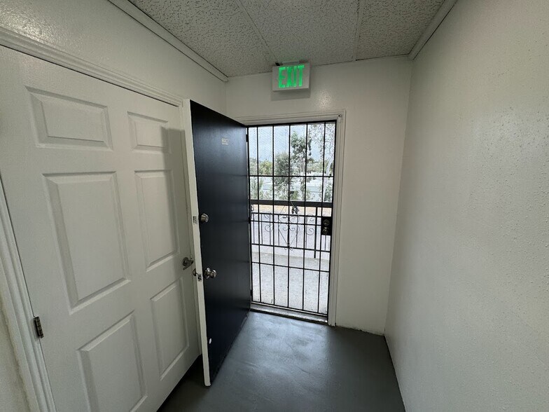 More Photos Of 6904 Miramar Rd, San Diego Storefront For Lease