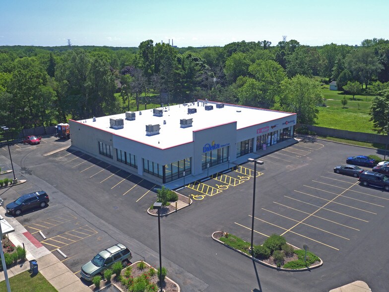 More Photos Of 3113-3123 N Lewis Ave, Waukegan Freestanding For Lease