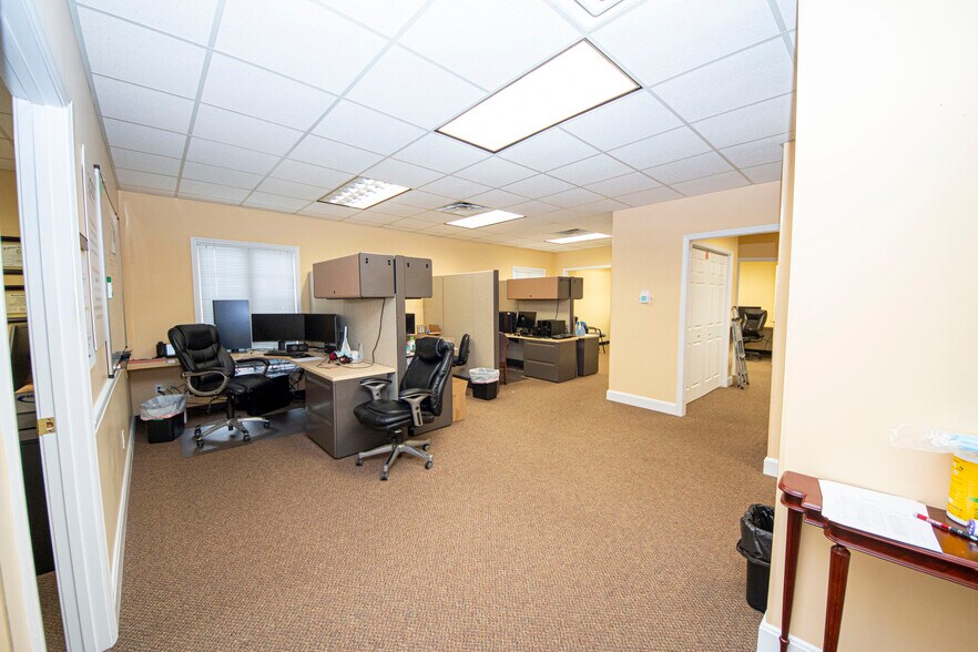 More Photos Of 303 Middletown Pky, Louisville Office For Lease