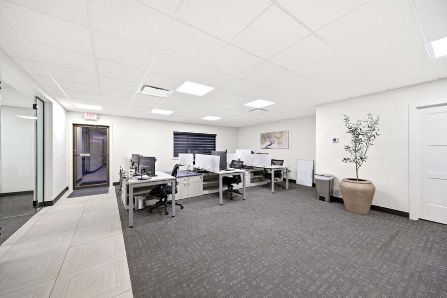 More Photos Of 326 SE Douglas St, Lees Summit Office For Sale