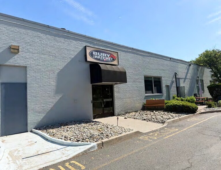 More Photos Of 49 E Midland Ave, Paramus Showroom For Lease