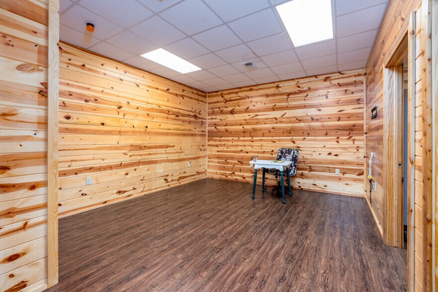 More Photos Of 1910 E Jackson St, Hugo Freestanding For Sale