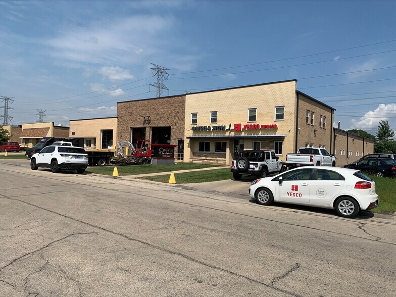 More Photos Of 100-110 W Fay St, Addison Distribution For Lease