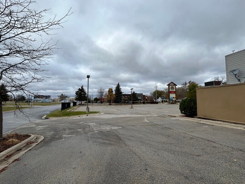 More Photos Of 859 Lombardi Ave, Green Bay Restaurant For Sale