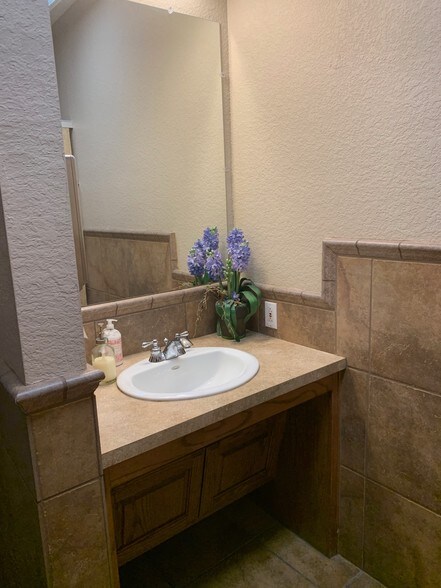 More Photos Of 875 Straus Rd, Cedar Hill Office For Lease