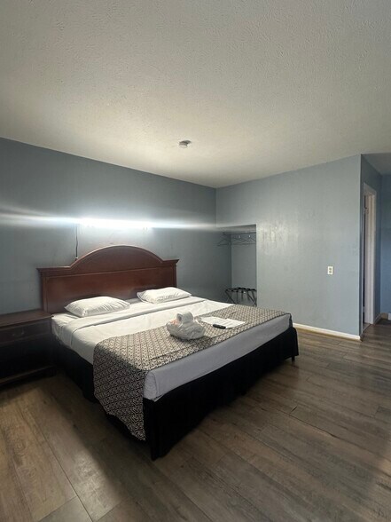 More Photos Of 124 Woods Ave, Caryville Hotel For Sale