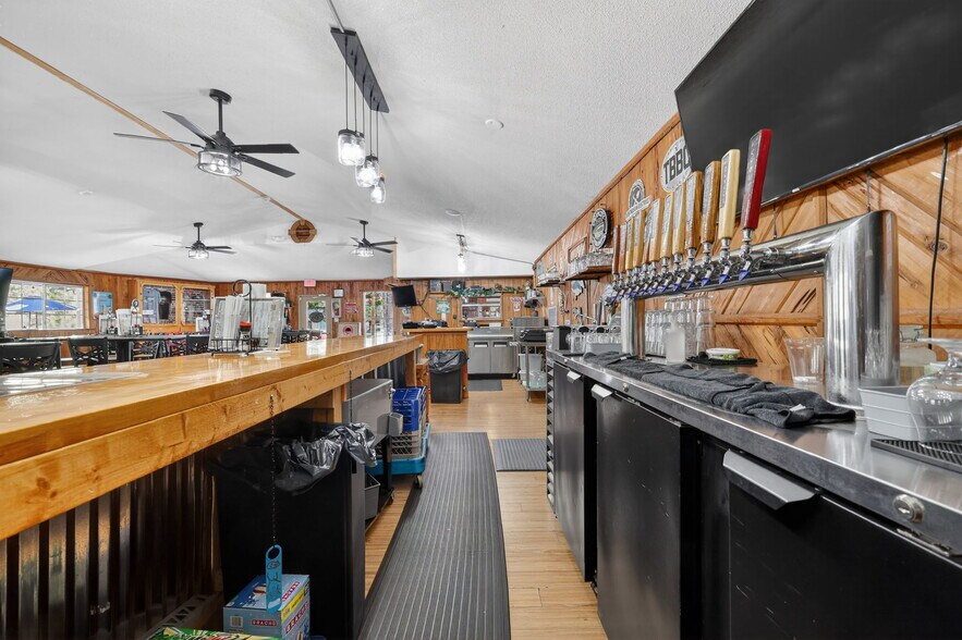 More Photos Of 2396 N Country Road 470, Lake Panasoffkee General Retail For Sale