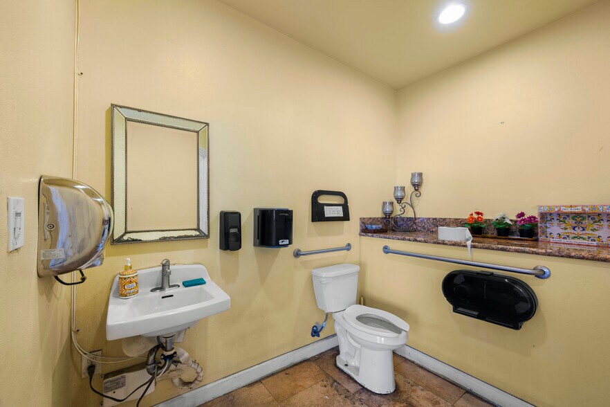 More Photos Of 7865 Balboa Ave, San Diego Freestanding For Lease