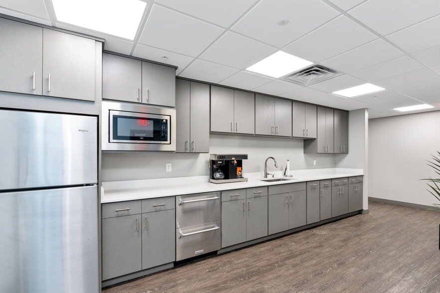 More Photos Of 3312 Gilmore Industrial Blvd, Louisville Warehouse For Lease